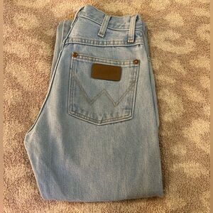 Women’s wrangler light wash straight leg jeans